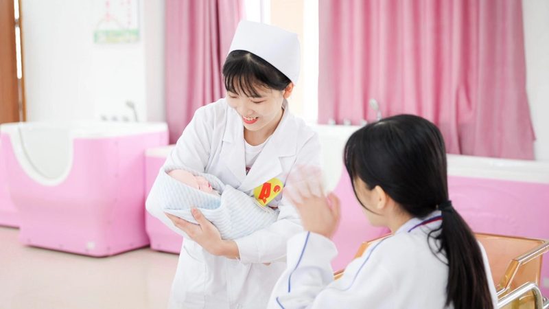 产后康复店的核心竞争力在于产品和服务质量。以下是一些关注要点：